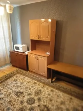 Мебель с микроволновой печью на стене