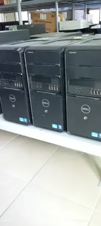 Несколько настольных компьютеров Dell, расположенных рядом