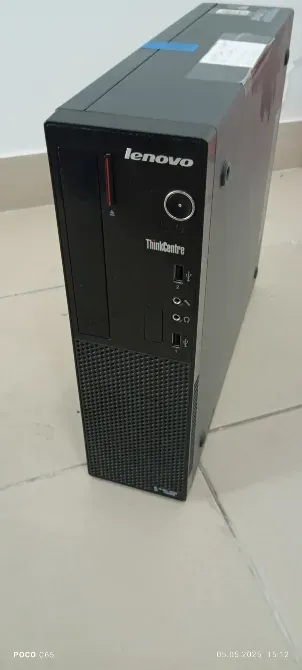 Компьютер Lenovo ThinkCentre с портами и кнопкой питания