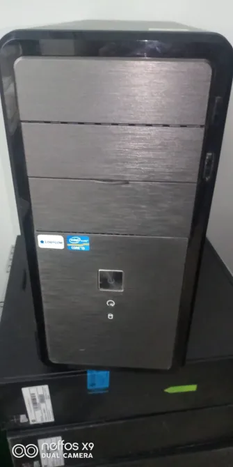 Корпус компьютера с металлической отделкой и кнопкой питания