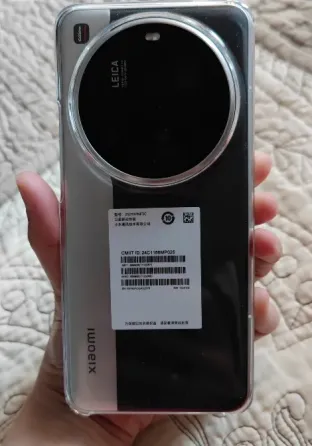Обратная сторона смартфона Xiaomi 15 Ultra с основным модулем камеры