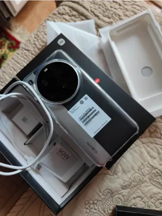 Смартфон Xiaomi 15 Ultra в упаковке с зарядным устройством и кабелем