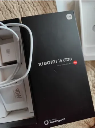 Коробка с названием Xiaomi 15 Ultra и информацией о зарядке