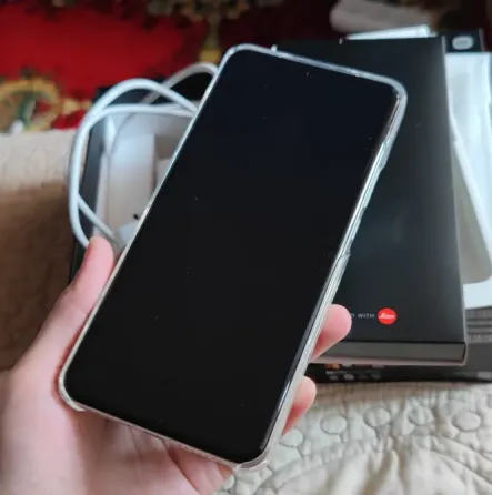 Смартфон Xiaomi 15 Ultra в руке с черным экраном