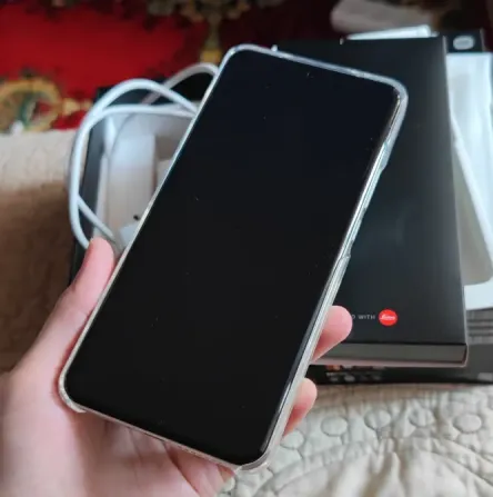 Xiaomi 15 Ultra смартфоны қолда қара экранмен