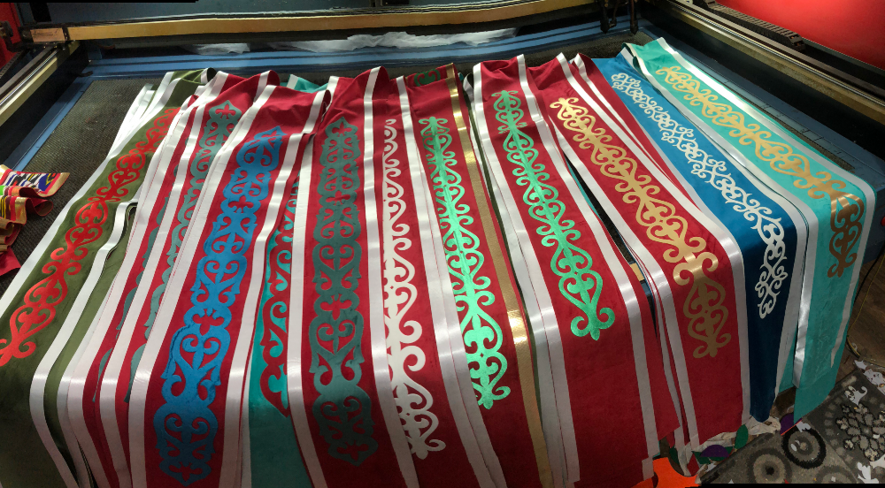 Разноцветные полосы ткани с орнаментом