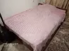 Розовый жамылғысы бар төсек бөлмедегі интерьезде