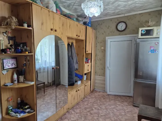 Комната с мебелью и холодильником