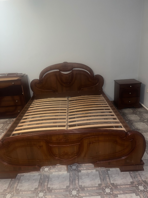 Деревянная кровать с ортопедической основой и прикроватные тумбочки