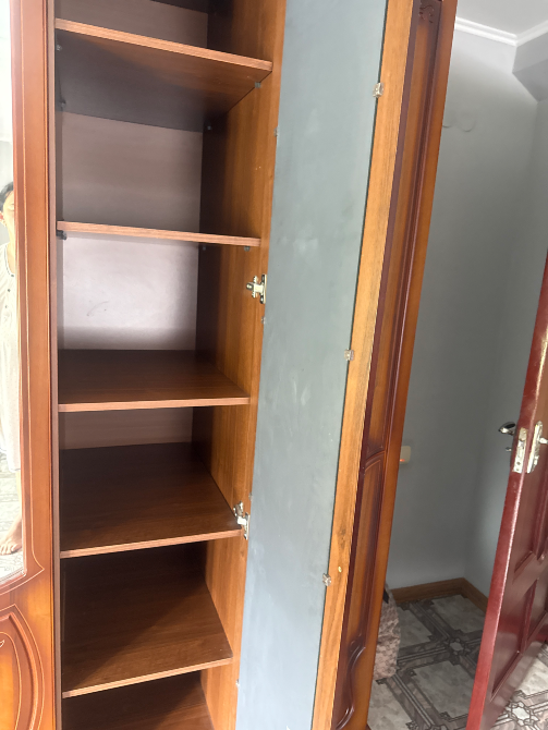 Внутреннее содержимое шкафа с полками