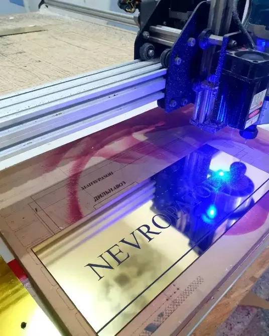 Металдық материалда лазерлық гравюра, үстінен көрініс