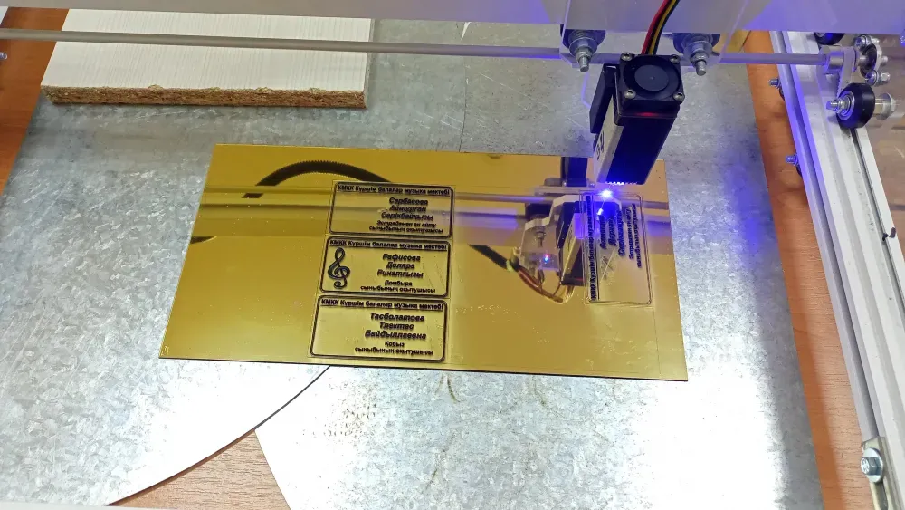 Металдық беттерде лазермен гравюра жасаушы құрылғы