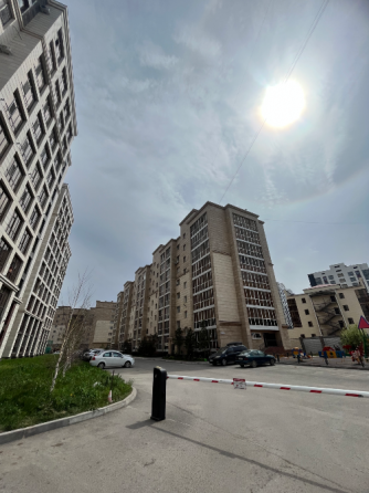 Жилой комплекс с солнечной погодой и архитектурными деталями
