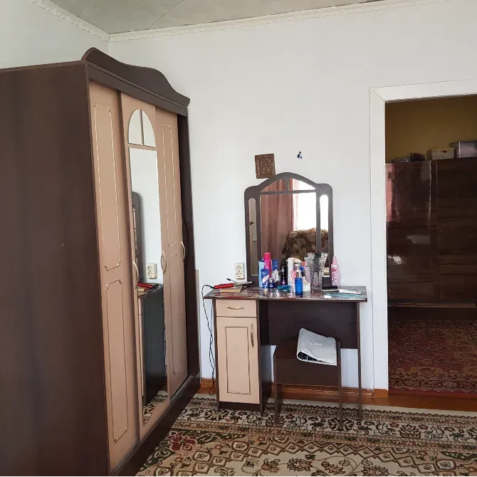 айна мен тумбочкасы бар жатын бөлме