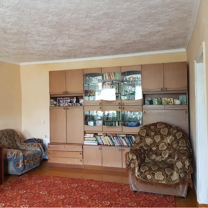 жиһаз бен кітап сөрелері бар тамақтану аймағы