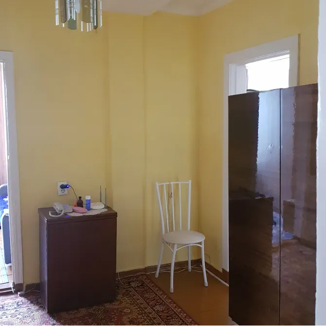 ас үйде тамақтану үстелі мен плита