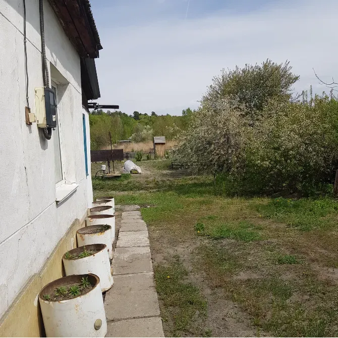 дворы мен қызыл қоршауы бар үй