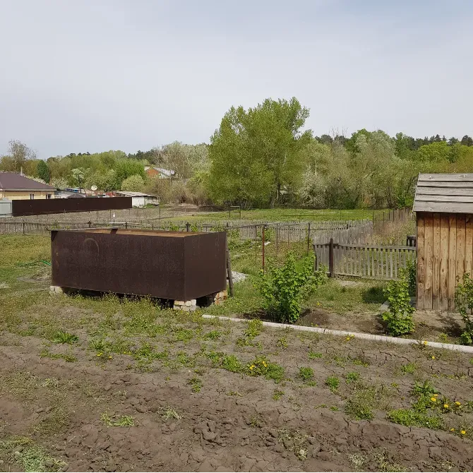 учаскеде шаруашылық ғимараты