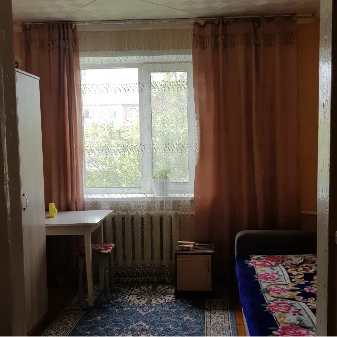 жұмыс үстелімен жайлы бөлме