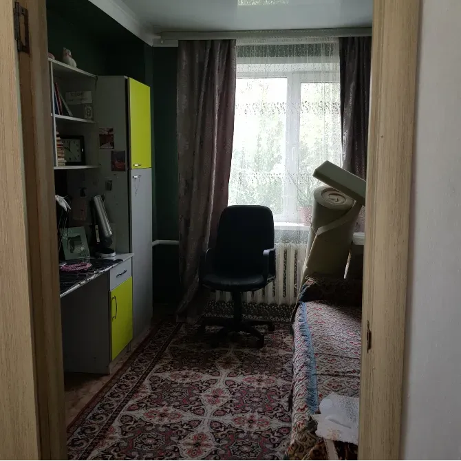 сары қабырға мен орны бар жарық бөлме