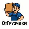 Көк форма мен кепкадағы адам қорапты ұстап, күліп тұр. 