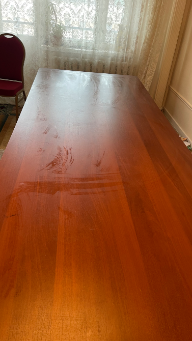 Үстелдің бетінде айқын іздері бар