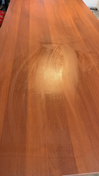 Үстелдің беті, дақпен жақыннан түсірілген