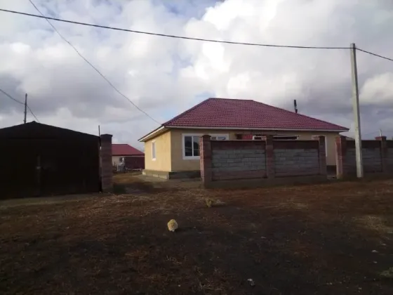 Вид сбоку на дом с черепичной крышей и соседние здания