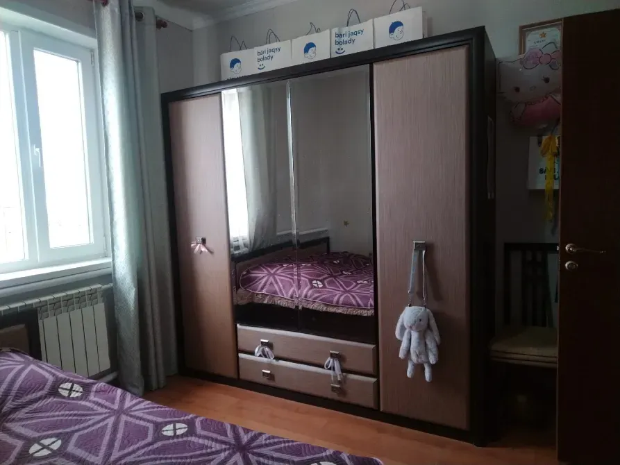 Спальня с зеркальным шкафом и уютной кроватью