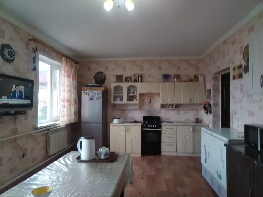 Кухня с плитой и холодильником, уютная обстановка