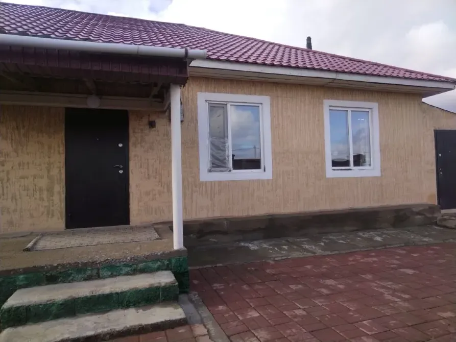 Фасад дома с окнами, входной дверью и крыльцом