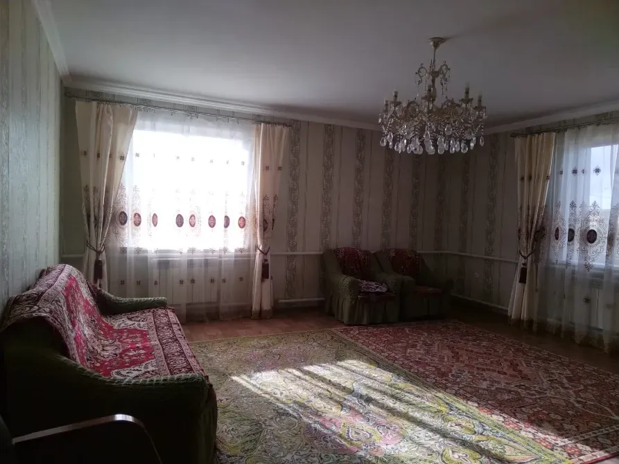 Гостиная с хрустальной люстрой и уютной меблировкой