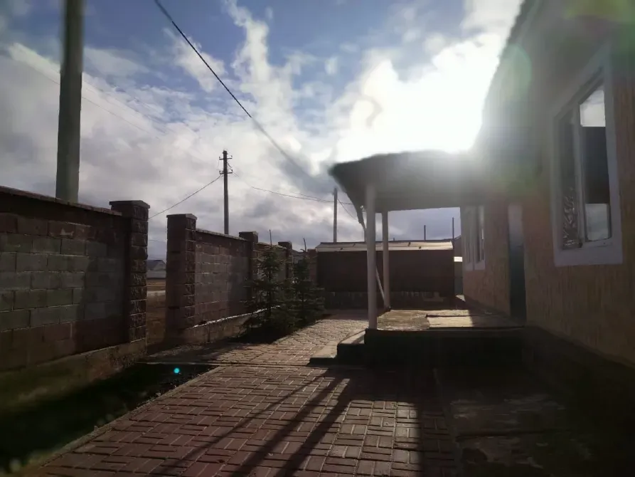 Солнечный день, дом на заднем плане с террасой