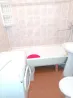 Заманауи жуыну бөлмесі ванна, прачканы және умывальникпен