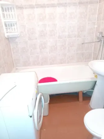 Заманауи жуыну бөлмесі ванна, прачканы және умывальникпен