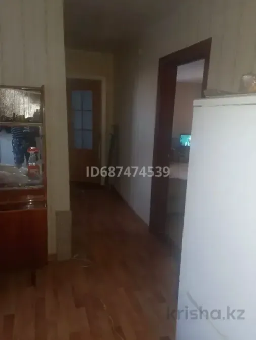 Интерьер комнаты с холодильником и дверью