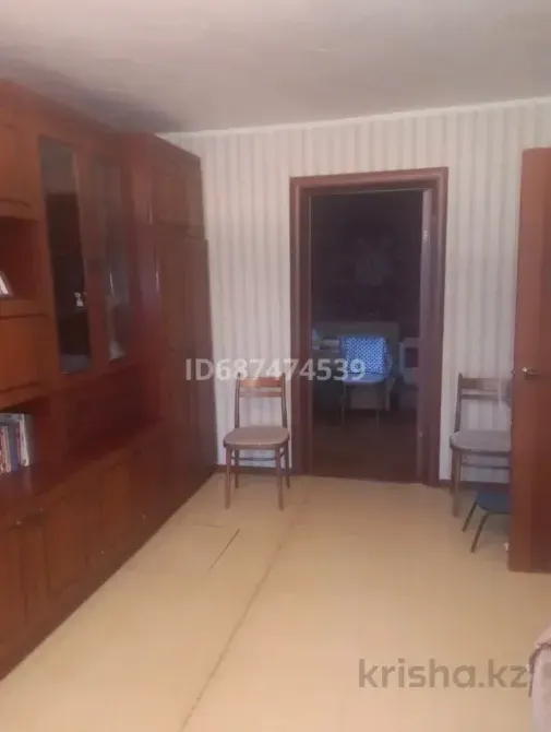 Интерьер жилой комнаты с мебелью и столом