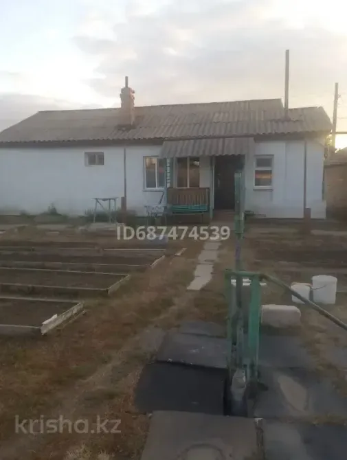 Задний двор с грядками и деревянной верандой