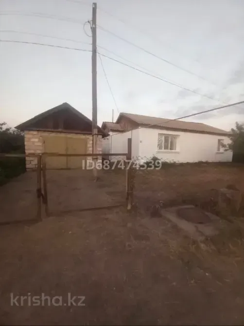 Двор с домом, ламповым освещением и забором