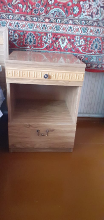 Ночник с одним ящиком и открытой полкой, оформленный в светлом дереве