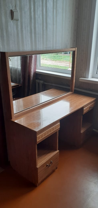 Тумбочка с зеркалом и двумя ящиками для хранения