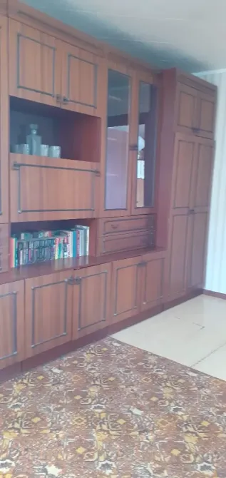 Шкаф с витриной и ящиками для хранения вещей