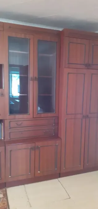 Мебельный гарнитур из дерева с витринами и収納 для книг