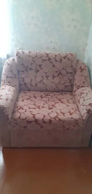 Уютное кресло с цветочным узором