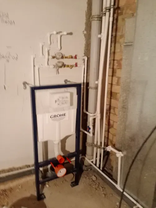Установка сантехники на стене с системой трубопроводов GROHE