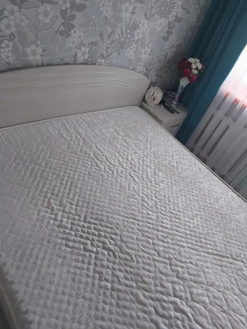 Ақ матрасты және жарықтың басын гүлді wallpaper фонында керемет көрініспен төсектік