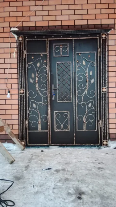 Двери с коваными украшениями и вставками, оформленные в классическом стиле