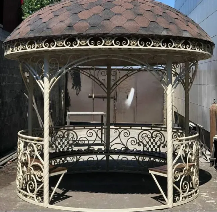 Кованая беседка с крышей в форме купола и изящными узорами