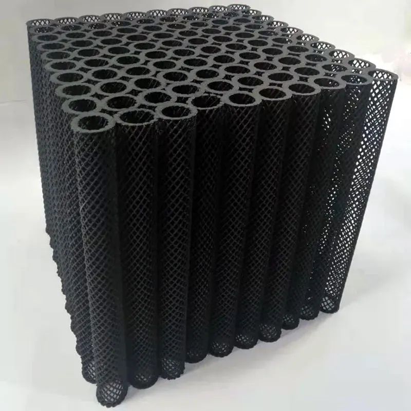 Тёмные пластиковые трубы в виде куба, собранные в строгую решётку, с сетчатой текстурой