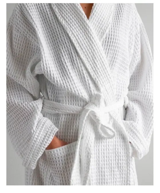 Детали белого халата с карманами